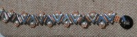 Pulseras realizadas con uves y perlas blancas